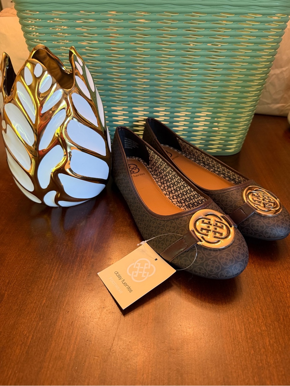 Daisy fuentes Women’s Rosee
Brown & Gold flats SZ 11M NWT
